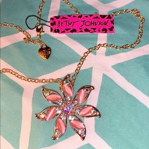 Gorgeous Betsey Johnson Necklace!!
